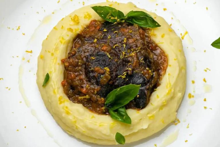 Las carrilleras al vino tinto con puré de patata requieren de tiempo y paciencia para conseguir las texturas adecuadas.