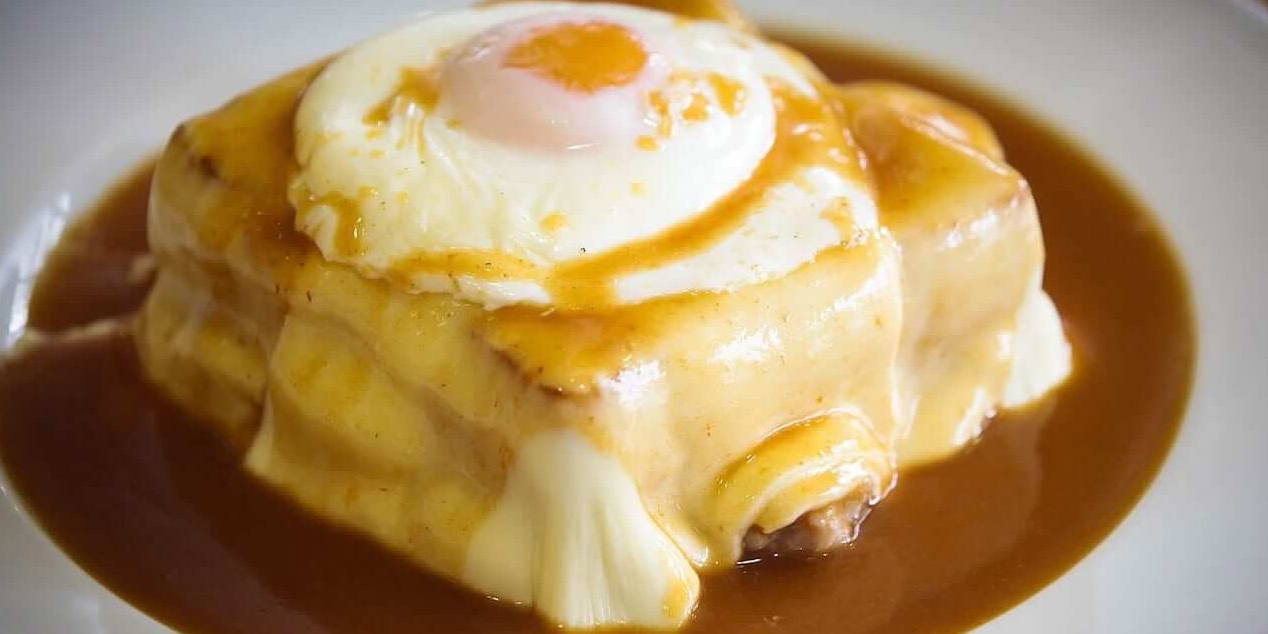 La francesinha está rellena de diferentes carnes, como chorizo, salchichas y filete.