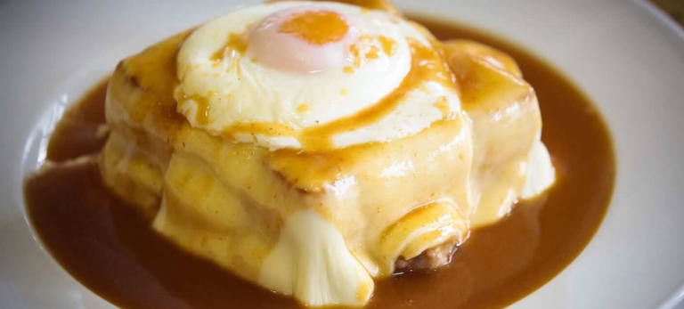 La francesinha está rellena de diferentes carnes, como chorizo, salchichas y filete.