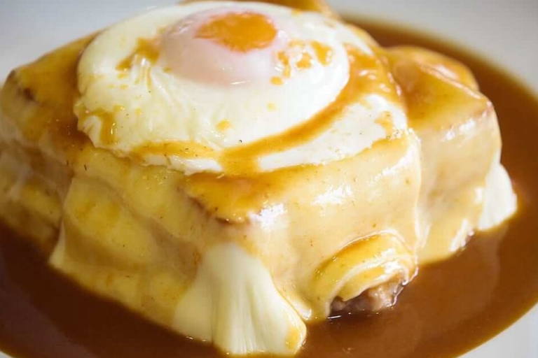 La francesinha está rellena de diferentes carnes, como chorizo, salchichas y filete.