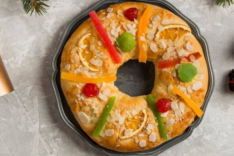roscon de reyes El roscón de reyes es un bizcocho donde el secreto del interior esponjoso no se traduce en un dulce de gran tamaño.