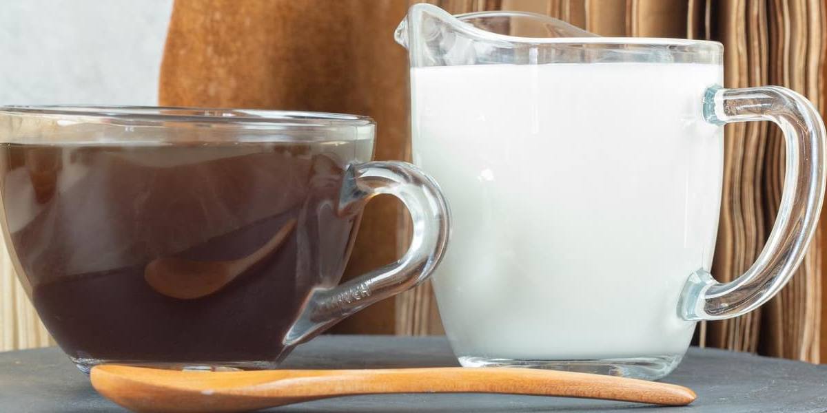 café con leche Los polifenoles del café en combinación con la proteína de la leche provocan efectos antiinflamatorios a nivel celular.