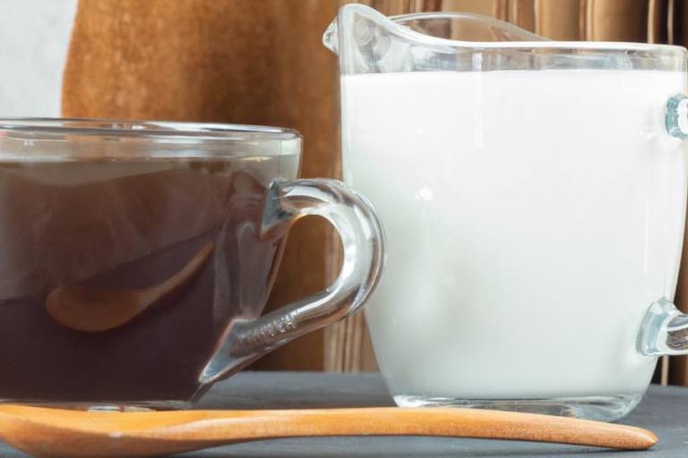 café con leche Los polifenoles del café en combinación con la proteína de la leche provocan efectos antiinflamatorios a nivel celular.