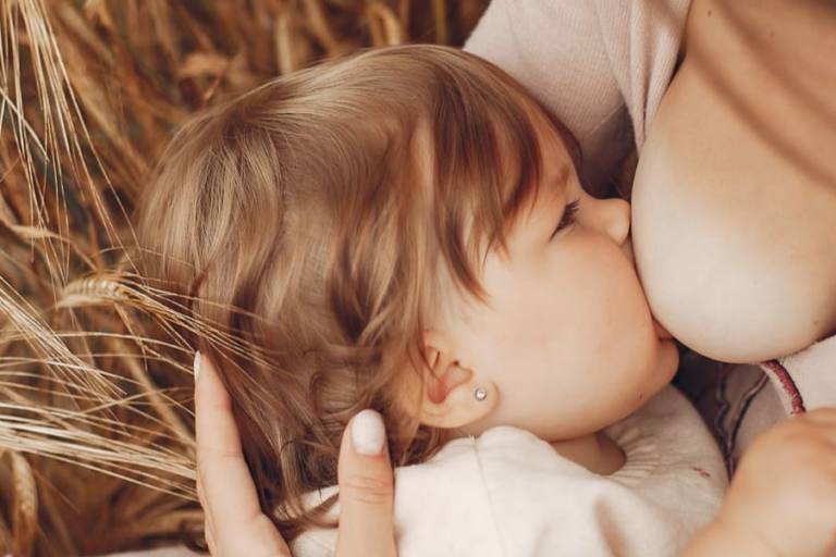 Lactancia verde La composición de leche materna mejora al darse en espacios verdes y vegetales.