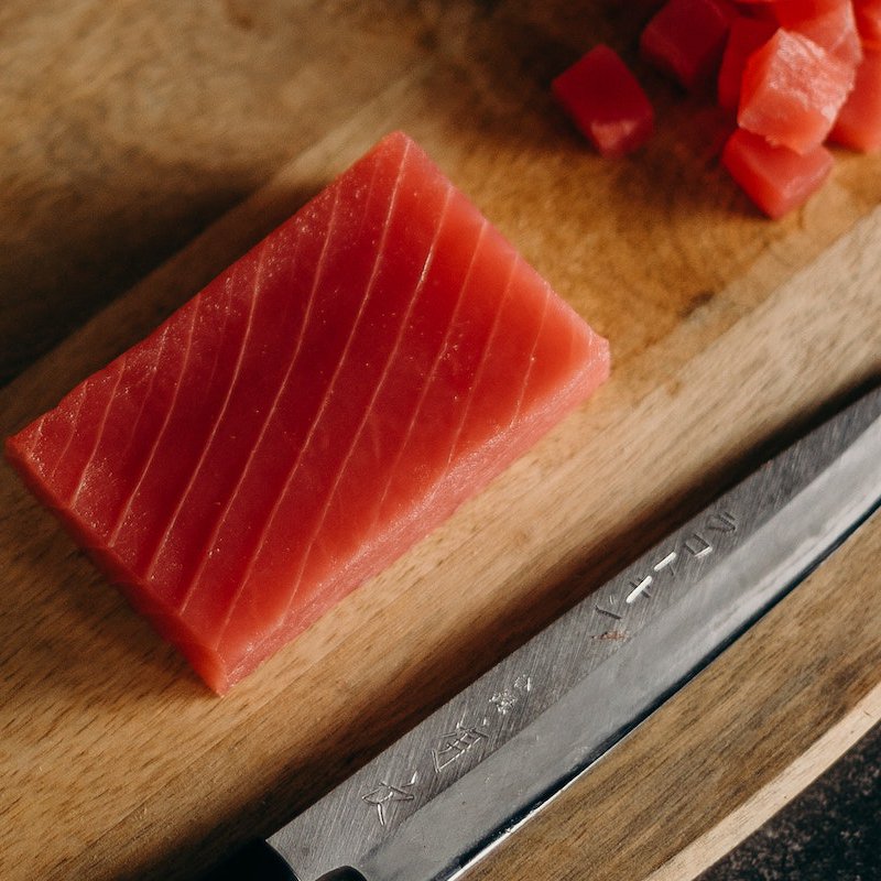 Consumir atún para ganar masa muscular gracias al omega-3.