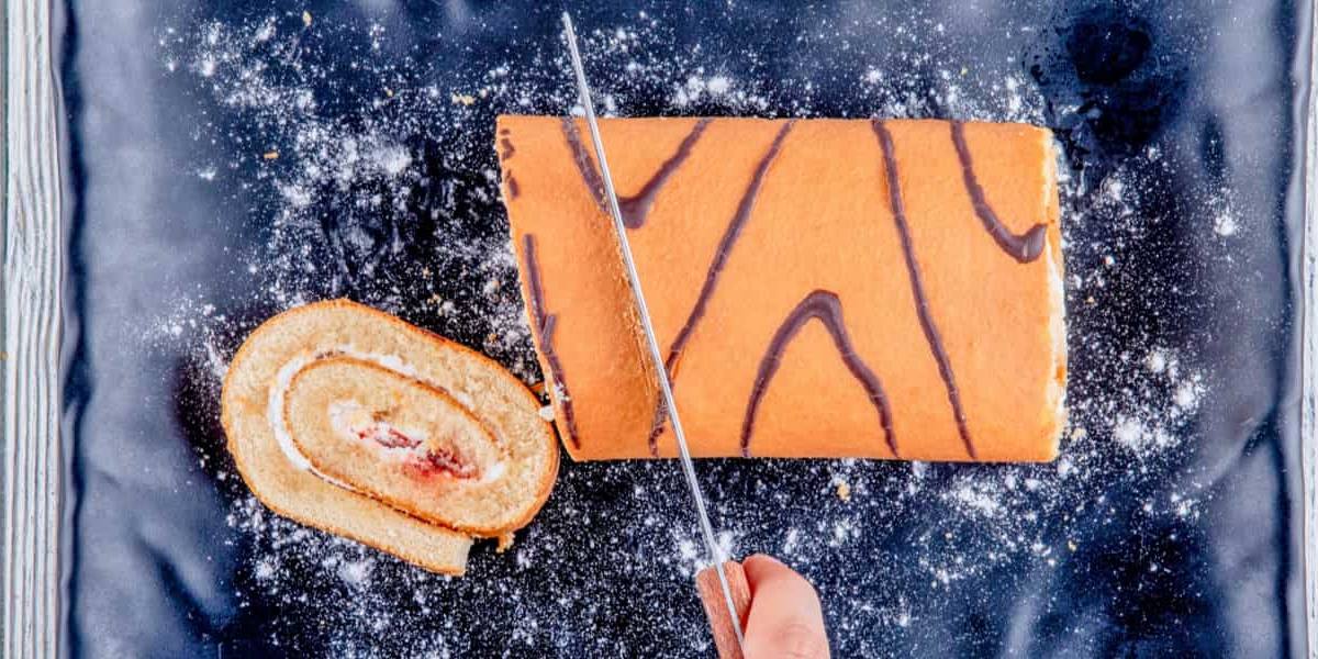 El brazo de gitano debe reposar en la nevera para estar compacto.