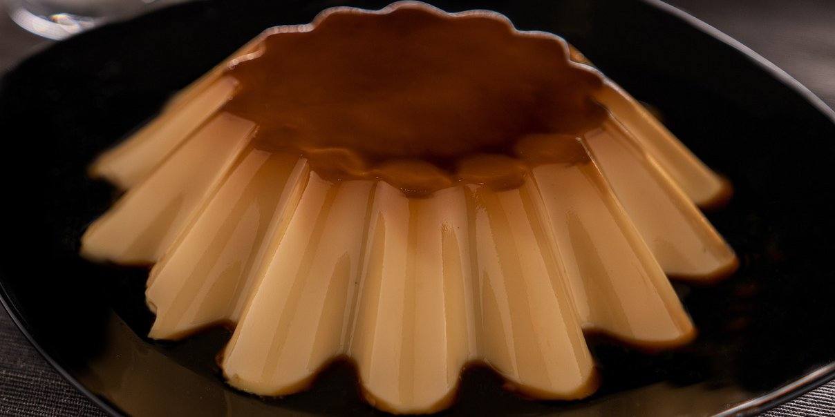 flan de turrón El flan de turrón es un dulce de aprovechamiento de marcado sabor a almendra.