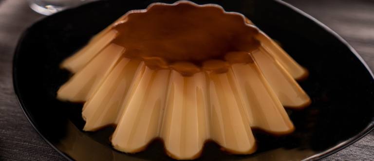 flan de turrón El flan de turrón es un dulce de aprovechamiento de marcado sabor a almendra.