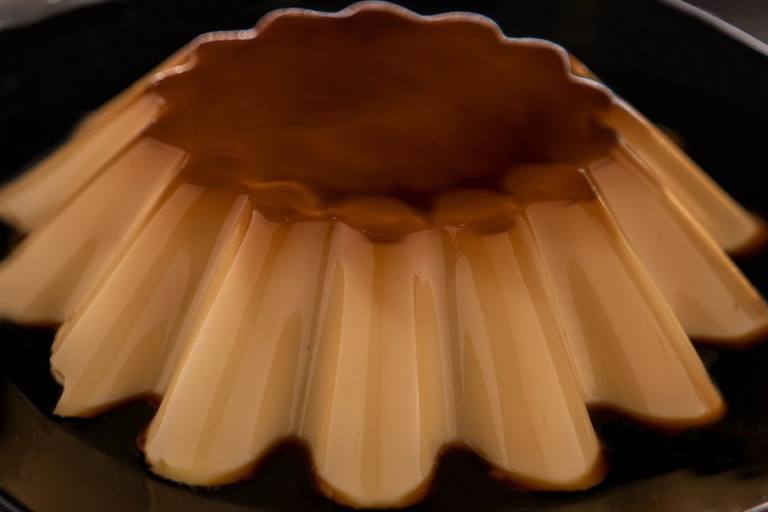 flan de turrón El flan de turrón es un dulce de aprovechamiento de marcado sabor a almendra.