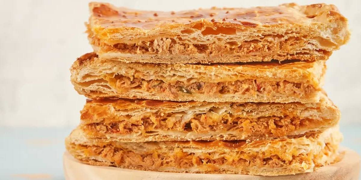 La empanada de atún es una receta que emplea el aceite de sofreír la verdura.