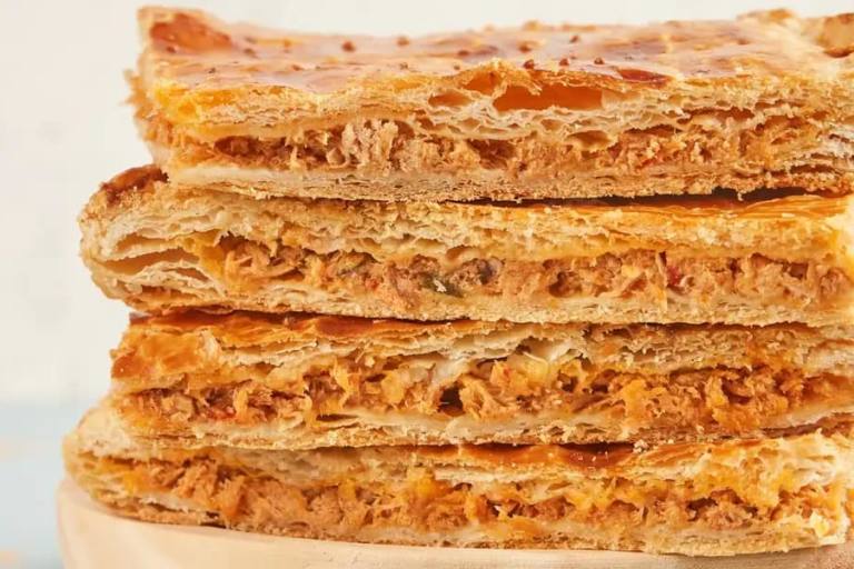 La empanada de atún es una receta que emplea el aceite de sofreír la verdura.