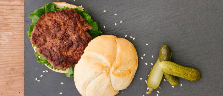 hamburguesa de atun La hamburguesa de atún se elabora con una masa de diferentes ingredientes, entre ellos, leche entera.