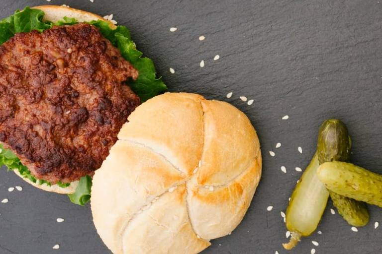 hamburguesa de atun La hamburguesa de atún se elabora con una masa de diferentes ingredientes, entre ellos, leche entera.