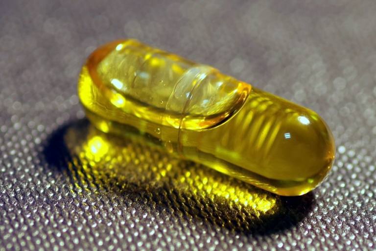 vitamina d La vitamina D regula los niveles de calcio en el cuerpo, por ello el crecimiento correcto está ligado a sus niveles en el cuerpo humano.