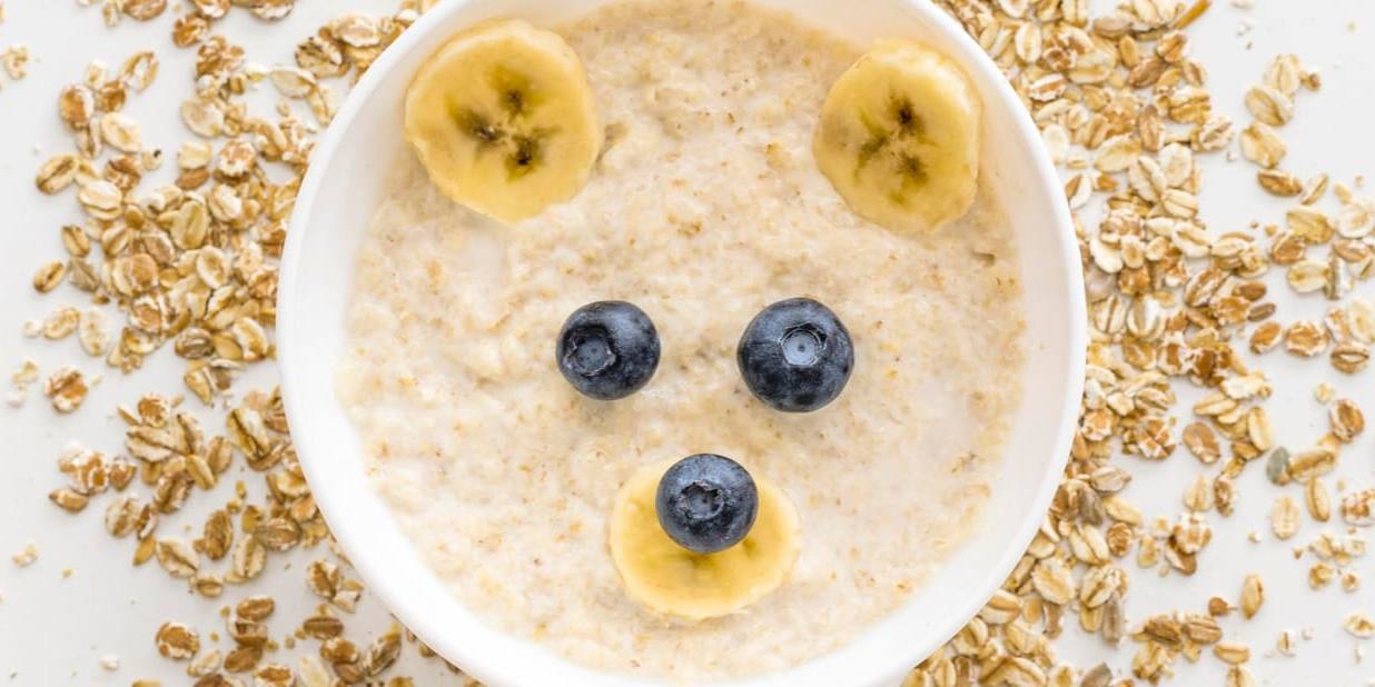 El porridge de avena con plátano y arándanos es un desayuno saciante.