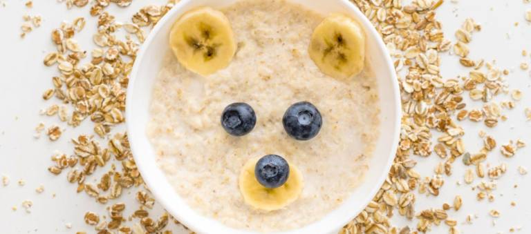 porridge avena plátano arándanos El porridge de avena con plátano y arándanos es un desayuno saciante.