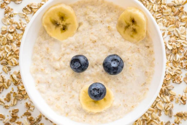 porridge avena plátano arándanos El porridge de avena con plátano y arándanos es un desayuno saciante.