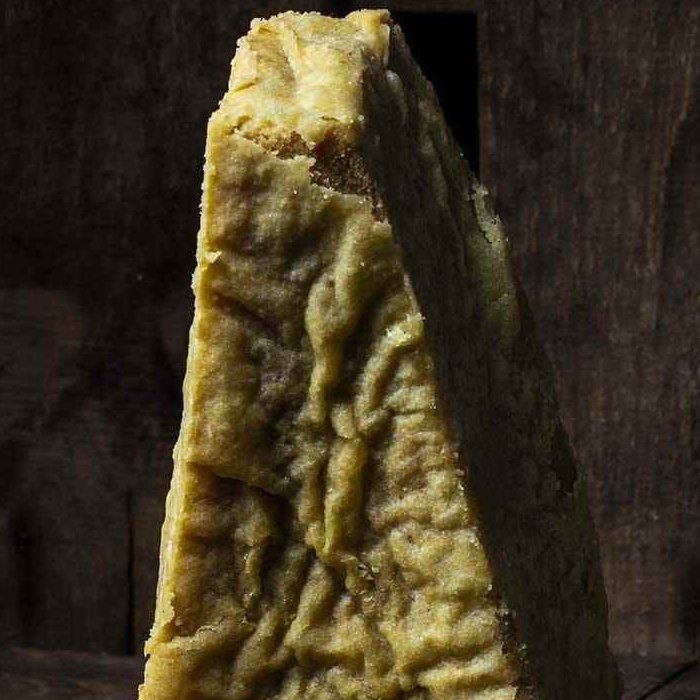 El Karmesano es un queso vegano que imita al parmesano, con cualdiades para ser rallado o gratinado.