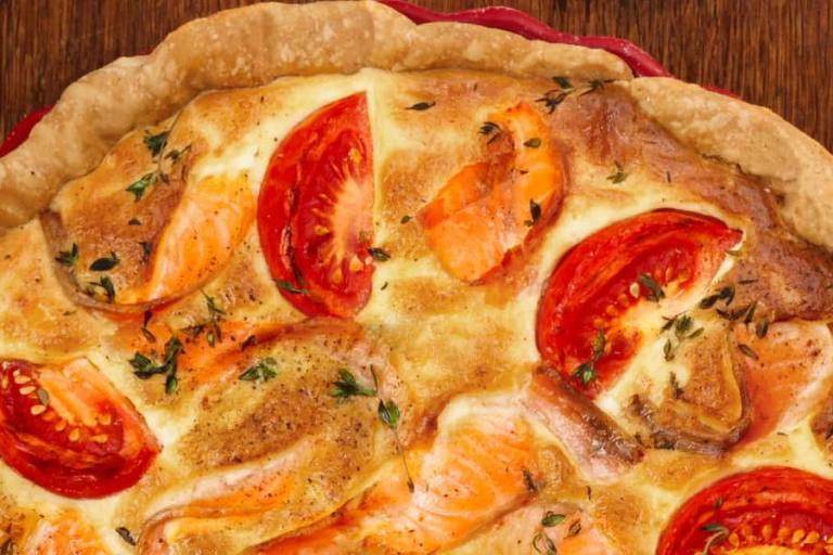 quiche lorraine La quiche lorraine es una tarta salada que acepta muchos ingredientes, pero siempre lleva panceta.