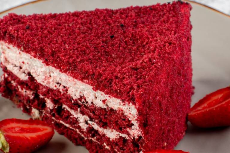 tarta red velvet La tarta red velvet debe su color a un pigmento que durante un tiempo se obtenie del zumo de remolacha.