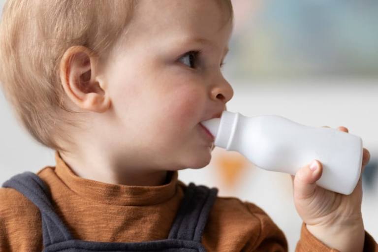 leche de formula La leche de fórmula está promocionada por la mercadotecnia y campañas de desinformación, según el estudio.