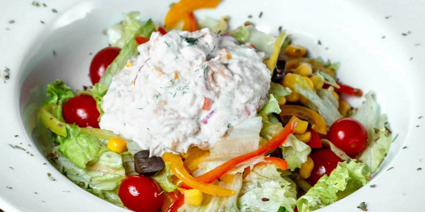 La ensalada con salsa de yogur es una elaboración rápida y accesible para todo tipo de cocineros