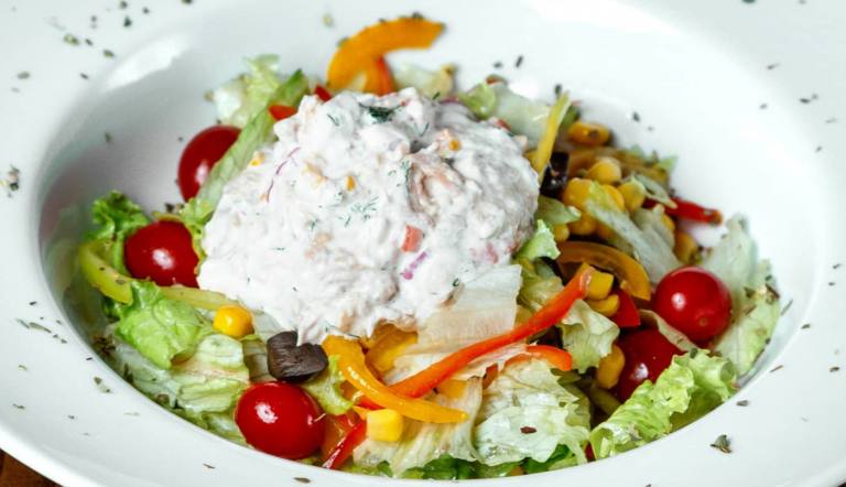 ensalada con salsa de yogur La ensalada con salsa de yogur es una elaboración rápida y accesible para todo tipo de cocineros
