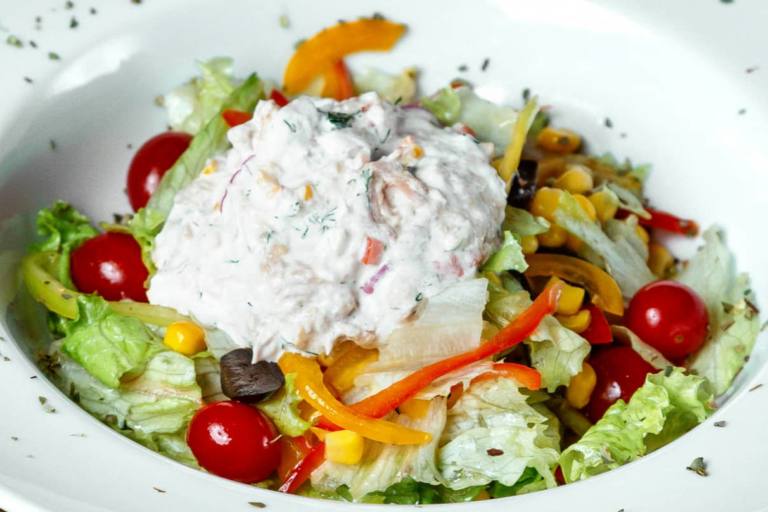 ensalada con salsa de yogur La ensalada con salsa de yogur es una elaboración rápida y accesible para todo tipo de cocineros