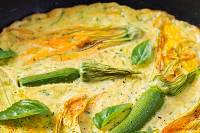 tortilla de calabacin La tortilla de calabacín y queso brie es una receta ligera, fresca y con un sabor más suave