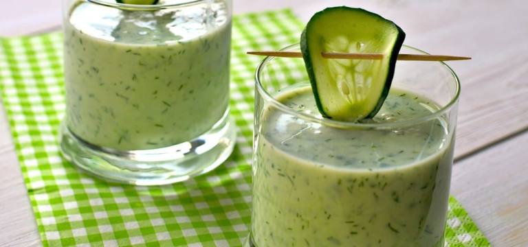 Crema de pepino y yogur La crema de pepino y yogur se sirve fría e incluso con cubitos de hielo.