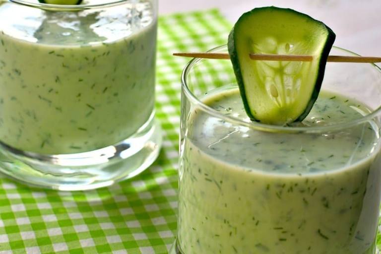 Crema de pepino y yogur La crema de pepino y yogur se sirve fría e incluso con cubitos de hielo.