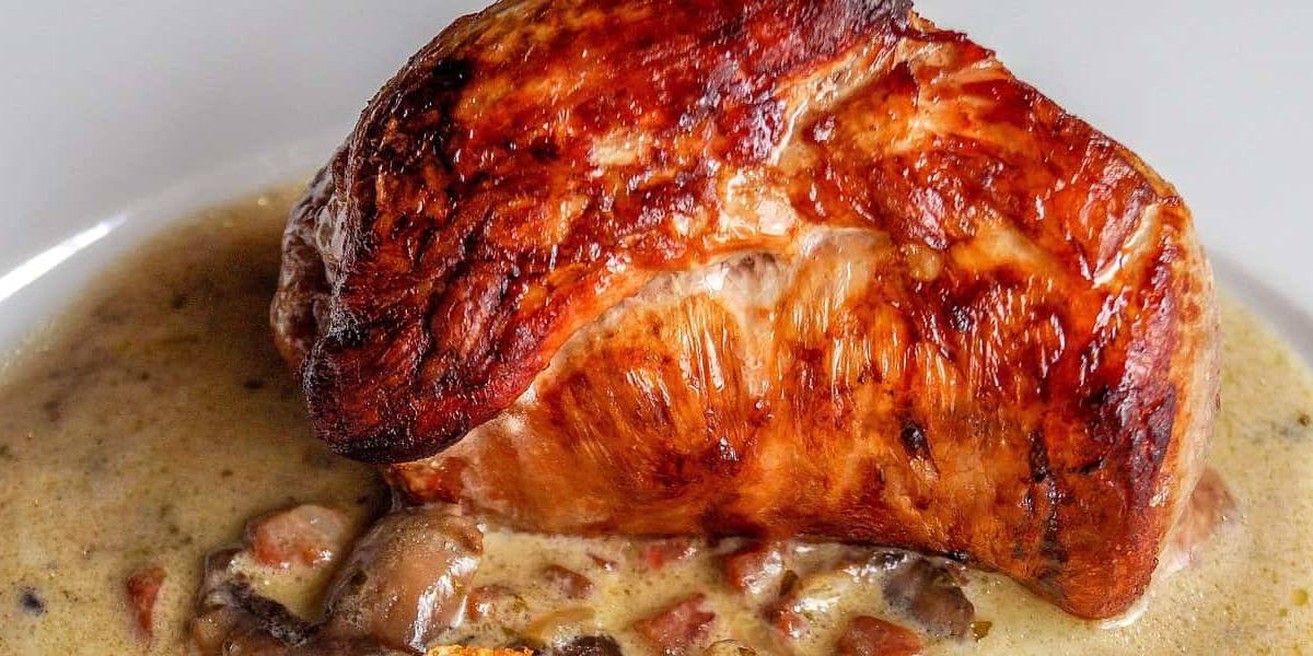 El solomillo al cabrales es un plato sencillo, aunque de sabor intenso por sus ingredientes.