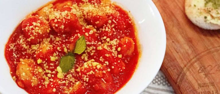 gnocchi alla sorrentina Los gnocchi alla sorrentina son una elaboración típicamente italiana, cuyo sabor reside en el uso del queso y abundante tomate.