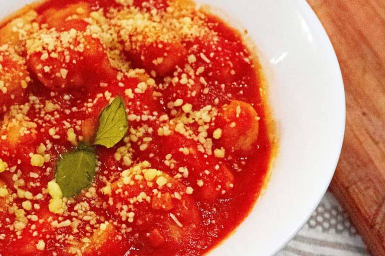 Los gnocchi alla sorrentina son una elaboración típicamente italiana, cuyo sabor reside en el uso del queso y abundante tomate.
