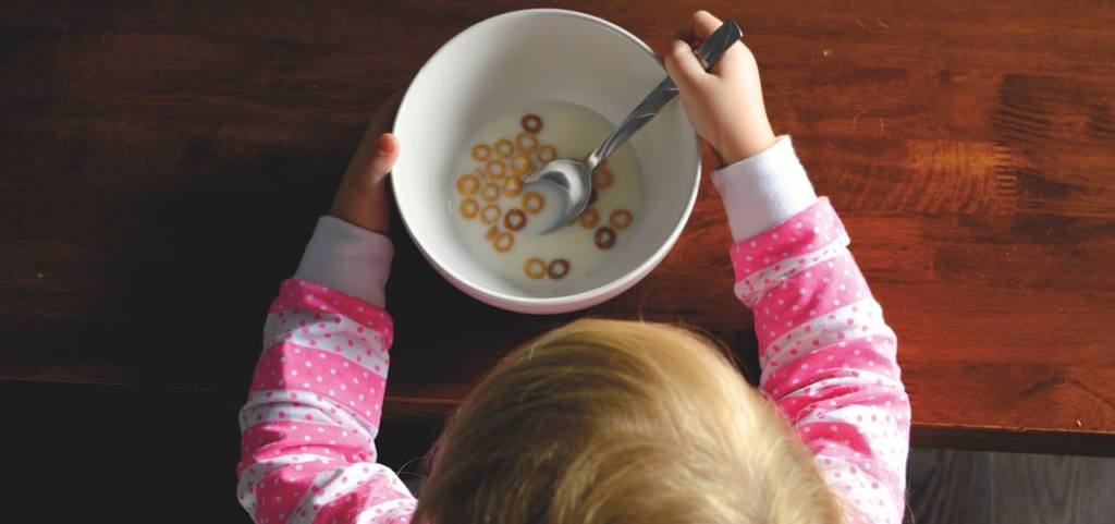 La alimentación equilibrada en niños es fundamental para un crecimiento correcto, aunque en ocasiones alimentos como la leche no son de su gusto.