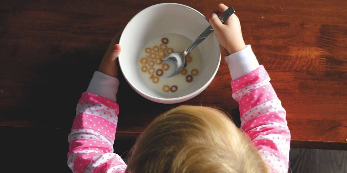 La alimentación equilibrada en niños es fundamental para un crecimiento correcto, aunque en ocasiones alimentos como la leche no son de su gusto.