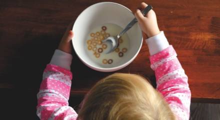 La alimentación equilibrada en niños es fundamental para un crecimiento correcto, aunque en ocasiones alimentos como la leche no son de su gusto.