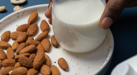 La leche de almendras es una alternativa a la leche de vaca que, en función de su composición, puede recomendarse para adelgazar.