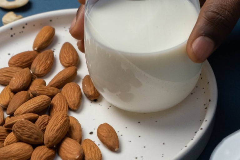 leche de almendras La leche de almendras es una alternativa a la leche de vaca que, en función de su composición, puede recomendarse para adelgazar.