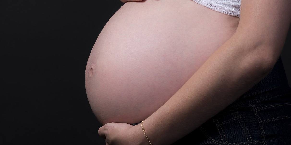 Las mujeres embarazadas deben vigilar su alimentación, aunque no guiadas por creencias y mitos.