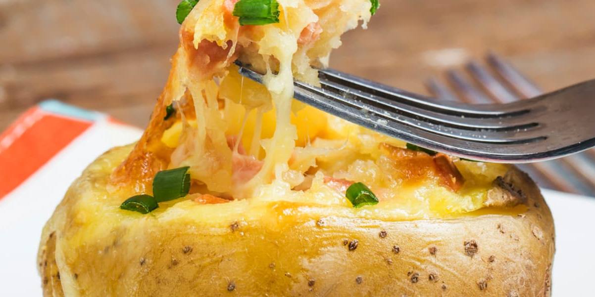 patatas rellenas al horno Las patatas rellenas al horno deben su sabor a los quesos que se empleen en su relleno.
