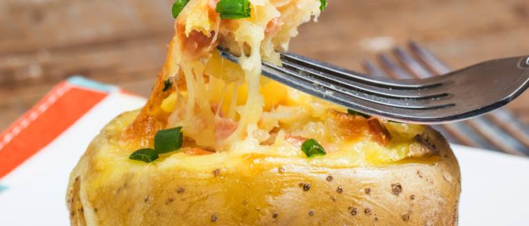 patatas rellenas al horno Las patatas rellenas al horno deben su sabor a los quesos que se empleen en su relleno.