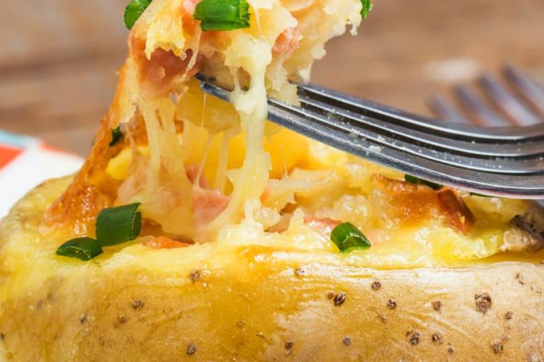 patatas rellenas al horno Las patatas rellenas al horno deben su sabor a los quesos que se empleen en su relleno.