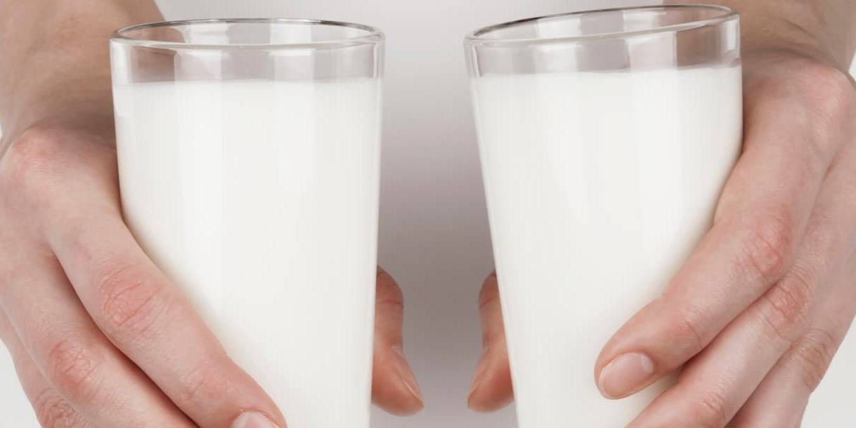 leche de vaca La leche de vaca posee nutrientes fundamentales para cada etapa de la vida, especialmente en el embarazo y la adolescencia.