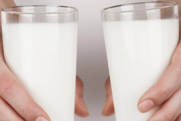 leche de vaca La leche de vaca posee nutrientes fundamentales para cada etapa de la vida, especialmente en el embarazo y la adolescencia.