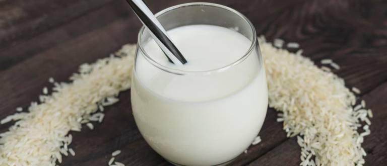 La leche de arroz posee mejor cualidades si se realiza con arroz integral.