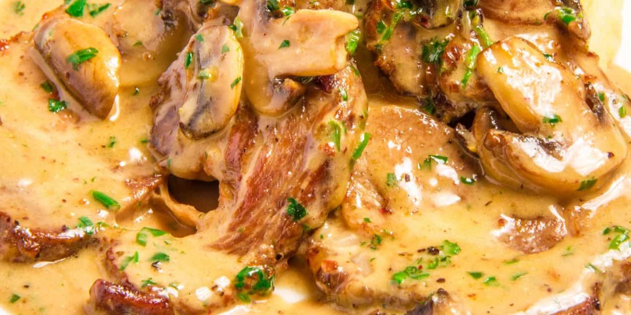 pollo en salsa de champiñones El pollo en salsa de champiñones es una receta sencilla cuyo sabor óptimo es en otoño, cuando los champiñones están de temporada.