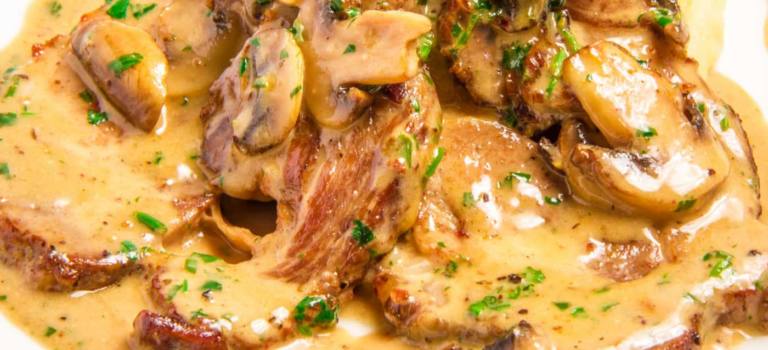 pollo en salsa de champiñones El pollo en salsa de champiñones es una receta sencilla cuyo sabor óptimo es en otoño, cuando los champiñones están de temporada.