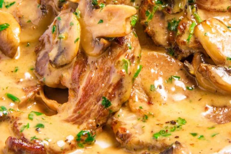 El pollo en salsa de champiñones es una receta sencilla cuyo sabor óptimo es en otoño, cuando los champiñones están de temporada.