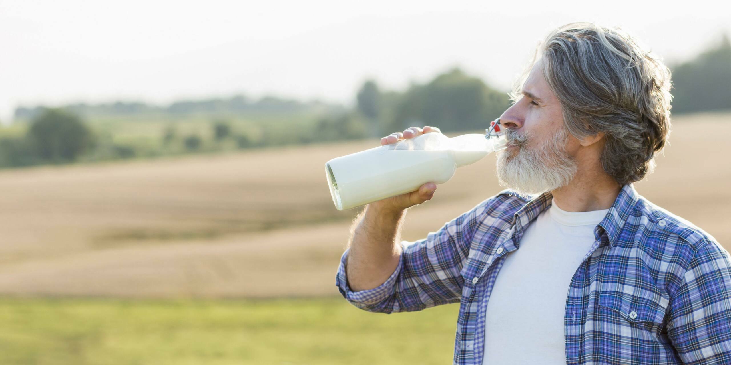 hombre-bebiendo-leche-de-cabra